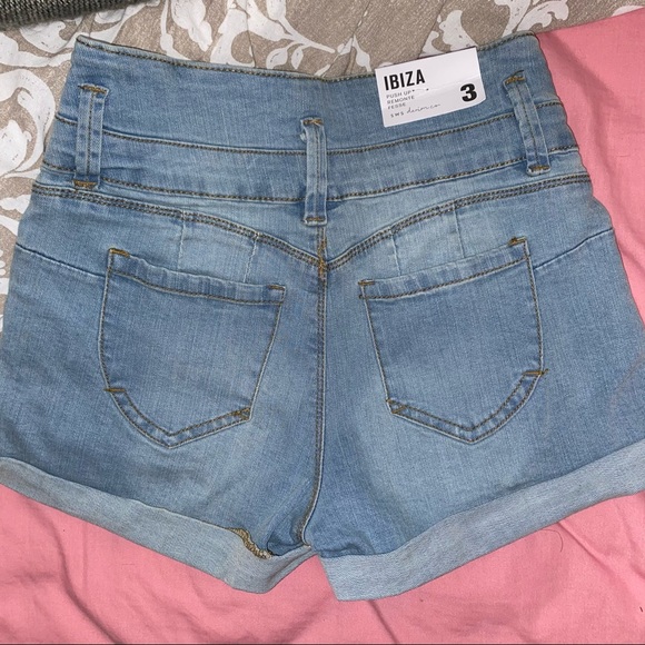 waist cinching push-up shorts - Picture 3 of 3